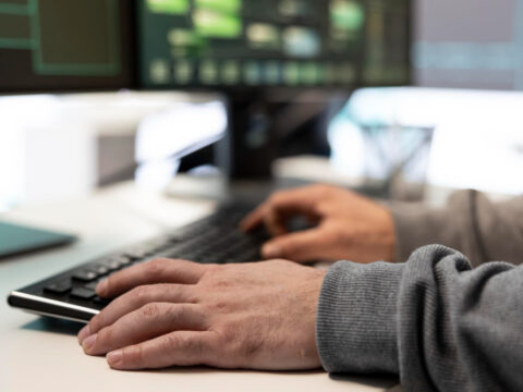 Na czym polega voice phishing (vishing) i dlaczego jest groźny dla firm